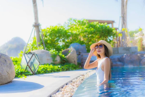 Portrait Belle Jeune Femme Asiatique Sourire Heureux Détendre Autour Piscine — Photo