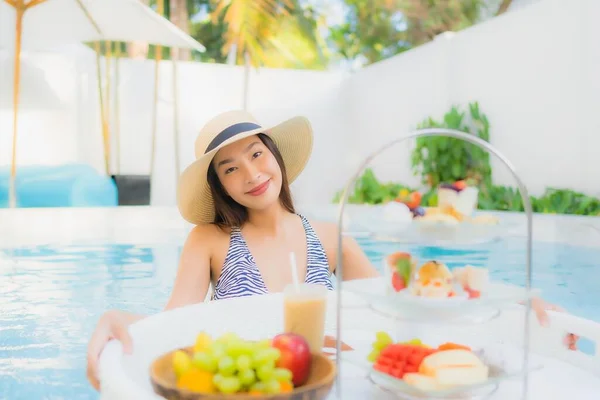ホテルリゾートのプールに浮かぶ午後のお茶や朝食で美しい若いアジアの女性の肖像画 — ストック写真