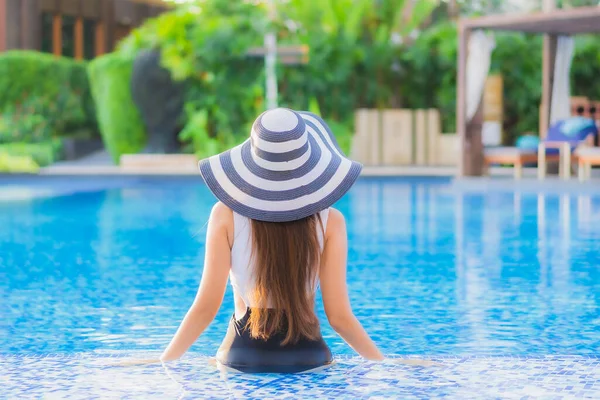 Mooi Portret Jonge Aziatische Vrouw Gelukkig Glimlach Ontspannen Rond Zwembad — Stockfoto