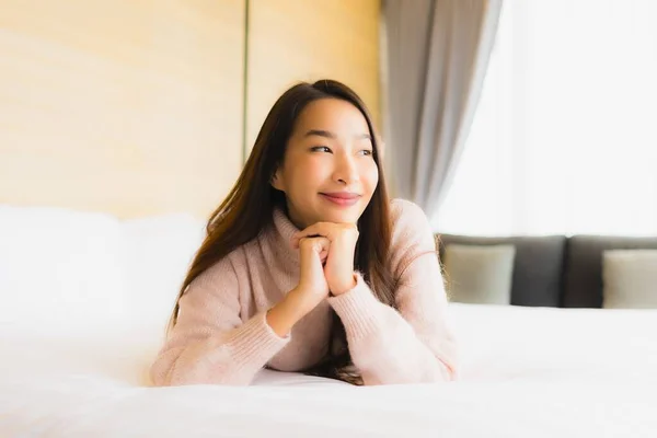 Porträtt Vacker Ung Asiatisk Kvinna Glad Leende Koppla Sängen Sovrummet — Stockfoto