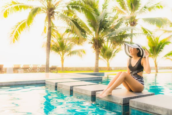 Retrato Bela Jovem Mulher Asiática Relaxar Redor Piscina Livre Hotel — Fotografia de Stock