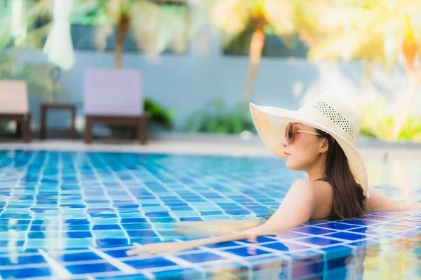 Portrait Belle Jeune Femme Asiatique Détendre Autour Piscine Dans Station — Photo