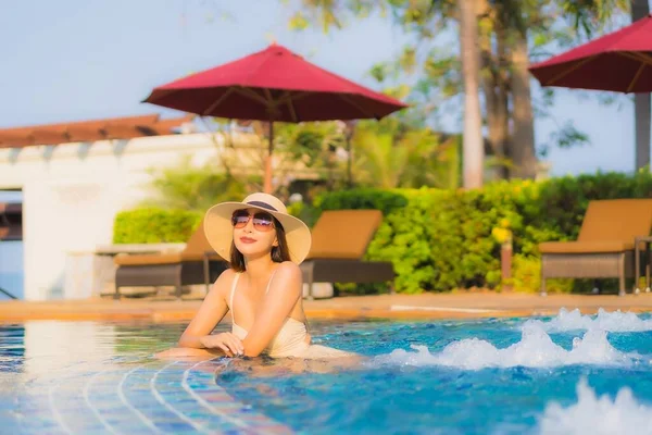 Retrato Hermosa Joven Mujer Asiática Relajarse Alrededor Piscina Complejo Hotelero — Foto de Stock