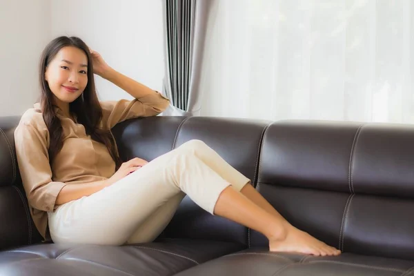 Porträtt Vacker Ung Asiatisk Kvinna Glad Leende Koppla Soffan Vardagsrummet — Stockfoto