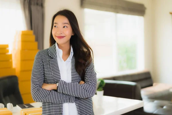 Portrait Belle Jeune Femme Affaires Asiatique Travailler Maison Avec Portable — Photo