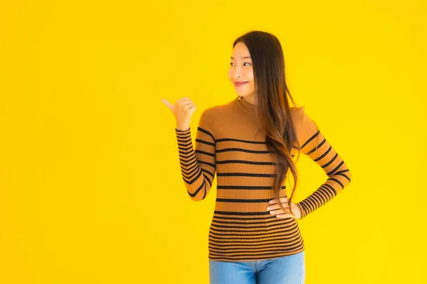 Portret Mooie Jonge Aziatische Volwassen Vrouw Glimlach Met Veel Actie — Stockfoto