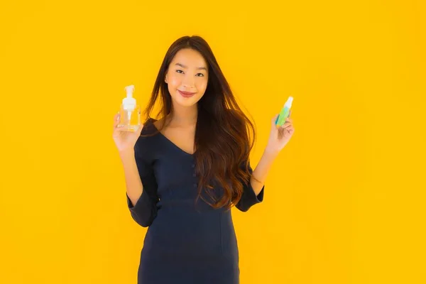 Porträtt Vacker Ung Asiatisk Kvinna Med Alkohol Gel Och Spray — Stockfoto