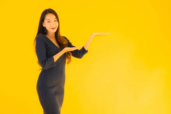 Retrato Bela Jovem Asiático Mulher Com Ação Isolado Amarelo Fundo — Fotografia de Stock