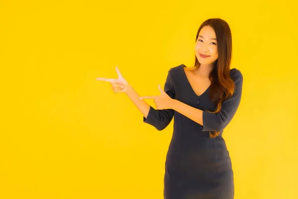 Retrato Bela Jovem Asiático Mulher Com Ação Isolado Amarelo Fundo — Fotografia de Stock