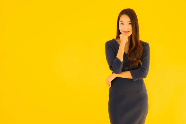 Retrato Bela Jovem Asiático Mulher Com Ação Isolado Amarelo Fundo — Fotografia de Stock