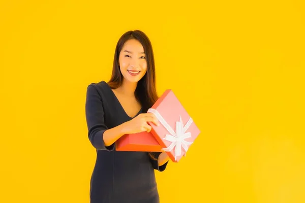 Portrait Beautiful Young Asian Woman Giftbox Yellow Isolated Background — Stock Photo, Image