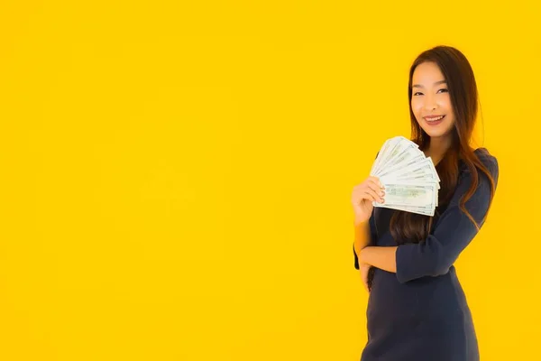 Portret Mooie Jonge Aziatische Vrouw Met Geld Geld Geel Geïsoleerde — Stockfoto
