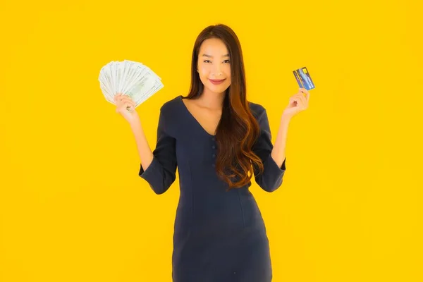 Portrait Belle Jeune Femme Asiatique Avec Argent Comptant Carte Crédit — Photo