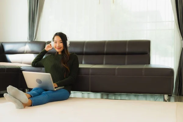 Porträt Schöne Junge Asiatin Benutzt Laptop Oder Computer Mit Kopfhörer — Stockfoto