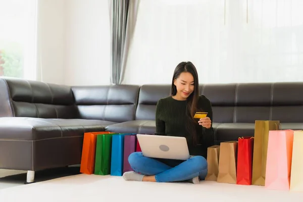 Retrato Hermosa Mujer Asiática Joven Uso Portátil Tarjeta Crédito Con — Foto de Stock