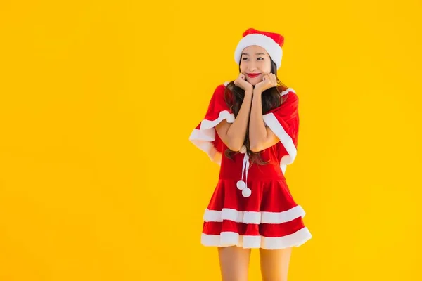 Πορτρέτο Όμορφη Νεαρή Ασιατική Γυναίκα Χριστουγεννιάτικα Ρούχα Και Καπέλο Χαμόγελο — Φωτογραφία Αρχείου
