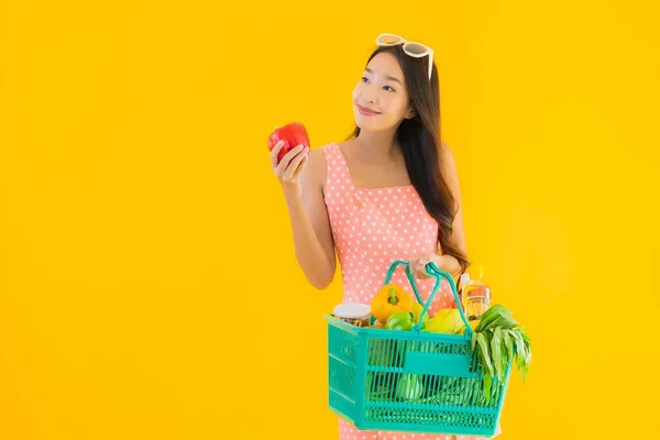 Ritratto Bella Giovane Donna Asiatica Con Spesa Cesto Shopping Supermercato — Foto Stock