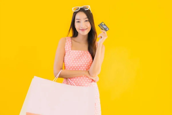Портрет Красивої Молодої Азіатки Барвистою Сумкою Покупок Смартфоном Кредитною Карткою — стокове фото