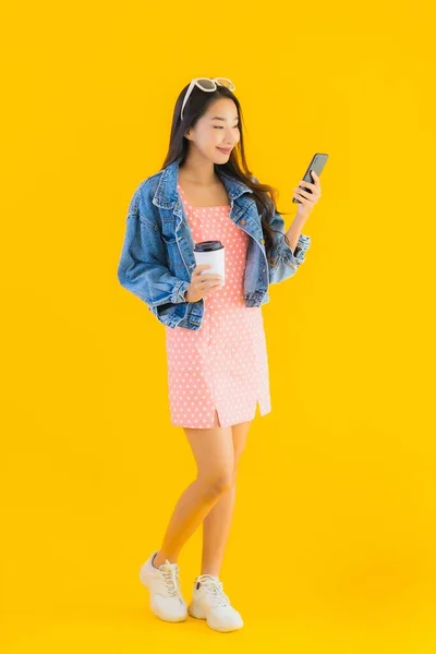 Ritratto Bella Giovane Donna Asiatica Con Tazza Caffè Smart Cellulare — Foto Stock