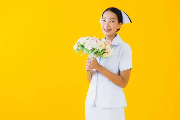 Retrato Bonito Jovem Asiático Mulher Tailandês Enfermeira Com Flor Amarelo — Fotografia de Stock