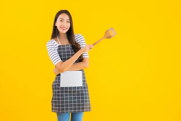 Porträt Schöne Junge Asiatische Frau Tragen Schürze Mit Schwarzer Pfanne — Stockfoto