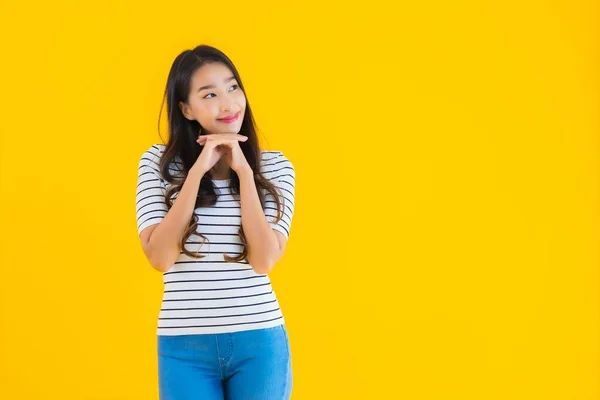 Porträtt Vacker Ung Asiatisk Kvinna Leende Glad Med Åtgärder Gul — Stockfoto