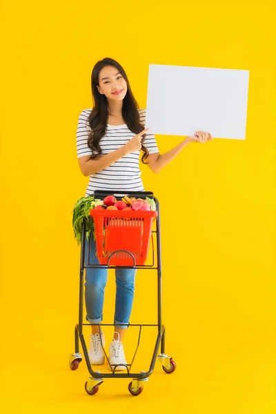 Porträtt Vacker Ung Asiatisk Kvinna Med Matvarukorg Vagn Och Visa — Stockfoto