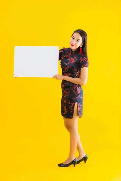 Portret Mooi Jong Aziatisch Vrouw Dragen Chinese Jurk Tonen Wit — Stockfoto