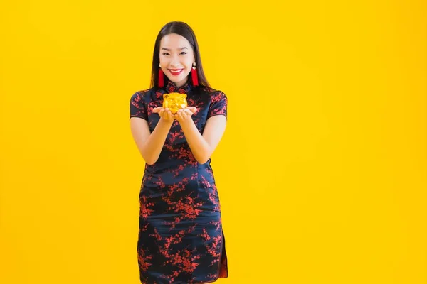 Retrato Hermosa Joven Mujer Asiática Usar Vestido Chino Mostrar Oro —  Fotos de Stock