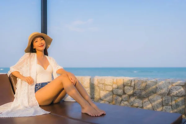 Ritratto Giovane Donna Asiatica Sorriso Felice Rilassarsi Intorno Spiaggia Mare — Foto Stock