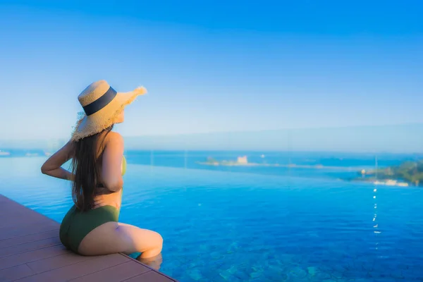 Belles Jeunes Femmes Asiatiques Sourire Heureux Détendre Autour Piscine Extérieure — Photo