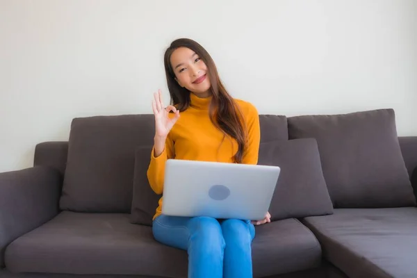 Portret Jonge Aziatische Vrouw Met Behulp Van Laptop Computer Notitieboek — Stockfoto