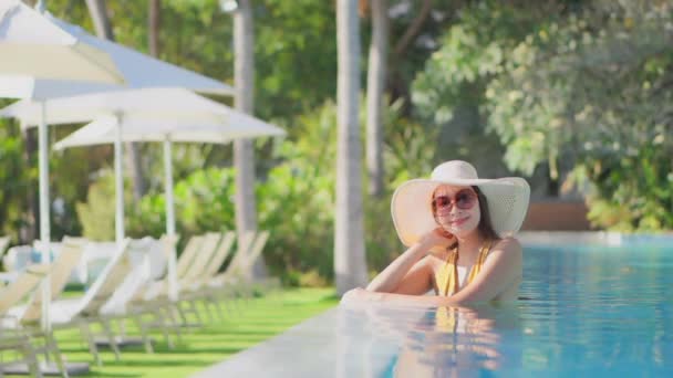 美丽的亚洲年轻女子在酒店度假胜地的游泳池周围放松一下 以便度假 — 图库视频影像