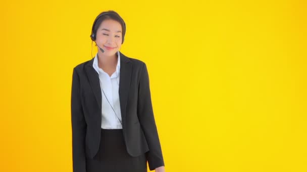 Metraje Hermosa Mujer Asiática Como Centro Llamadas Trabajador Con Auriculares — Vídeo de stock