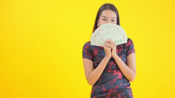 Séquences Belle Femme Asiatique Robe Traditionnelle Chinoise Avec Bouquet Argent — Video