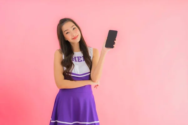 Portret Piękny Młody Azji Kobieta Cheerleader Używać Inteligentny Telefon Komórkowy — Zdjęcie stockowe