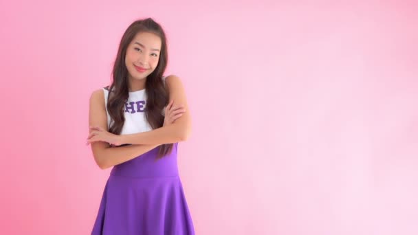 Кадри Красивої Азіатки Фіолетовій Сукні Лідера Рожевому Фоні — стокове відео