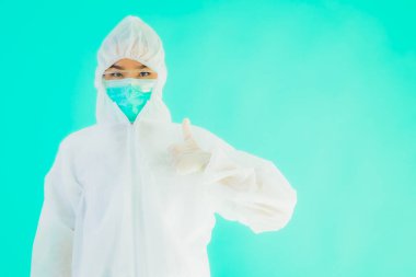 Güzel, genç Asyalı doktor kadın portre. Koronavirüsten ya da mavi arka planda kovid19 'dan korunmak için ppe ya da kişisel koruyucu ekipman takıyor.