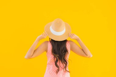 Güzel bir Asyalı kadın portresi mutlu bir gülümseme sarı izole edilmiş arka planda rahatla