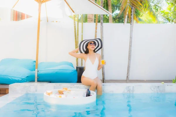 Retrato Hermosa Joven Asiática Mujer Feliz Sonrisa Con Flotante Desayuno — Foto de Stock