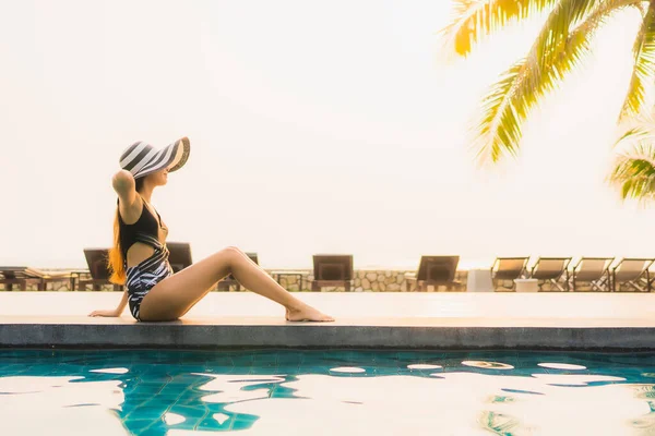 Portrait Beautiful Young Asian Woman Relax Outdoor Swimming Pool Hotel — Stock Photo, Image