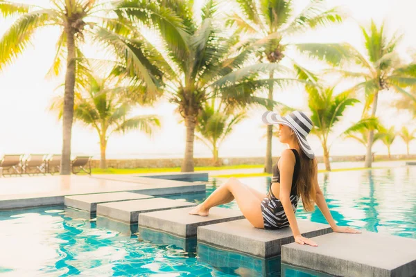 Retrato Bela Jovem Mulher Asiática Relaxar Redor Piscina Livre Hotel — Fotografia de Stock