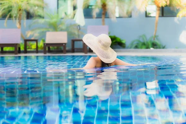 Retrato Hermosa Joven Mujer Asiática Relajarse Alrededor Piscina Complejo Hotelero — Foto de Stock