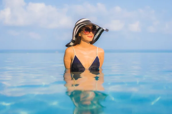 Retrato Hermosa Joven Mujer Asiática Relajarse Alrededor Piscina Complejo Hotelero — Foto de Stock