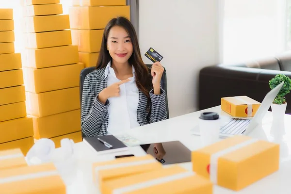 Portret Mooie Jonge Aziatische Vrouw Werk Vanuit Huis Met Creditcard — Stockfoto