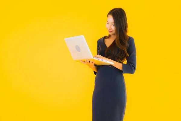 Портрет Красивая Молодая Азиатская Женщина Ноутбуком Компьютером Желтом Изолированном Фоне — стоковое фото