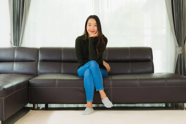 Retrato Bonito Jovem Asiático Mulher Sentar Relaxar Sofá Sala Estar — Fotografia de Stock