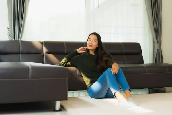 Retrato Bonito Jovem Asiático Mulher Sentar Relaxar Sofá Sala Estar — Fotografia de Stock