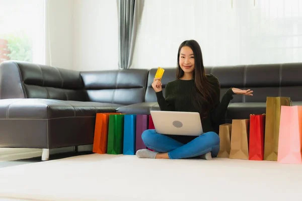 Retrato Hermosa Mujer Asiática Joven Uso Portátil Tarjeta Crédito Con — Foto de Stock