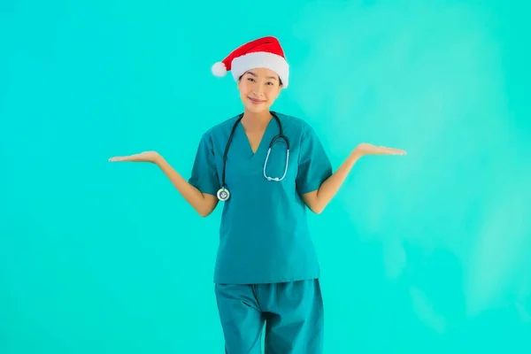 Portré Gyönyörű Fiatal Ázsiai Orvos Visel Karácsonyi Kalap Mosollyal Boldog — Stock Fotó
